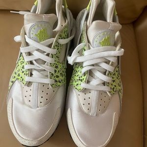 Classic Nike Haurache. White with Neon Green trim.